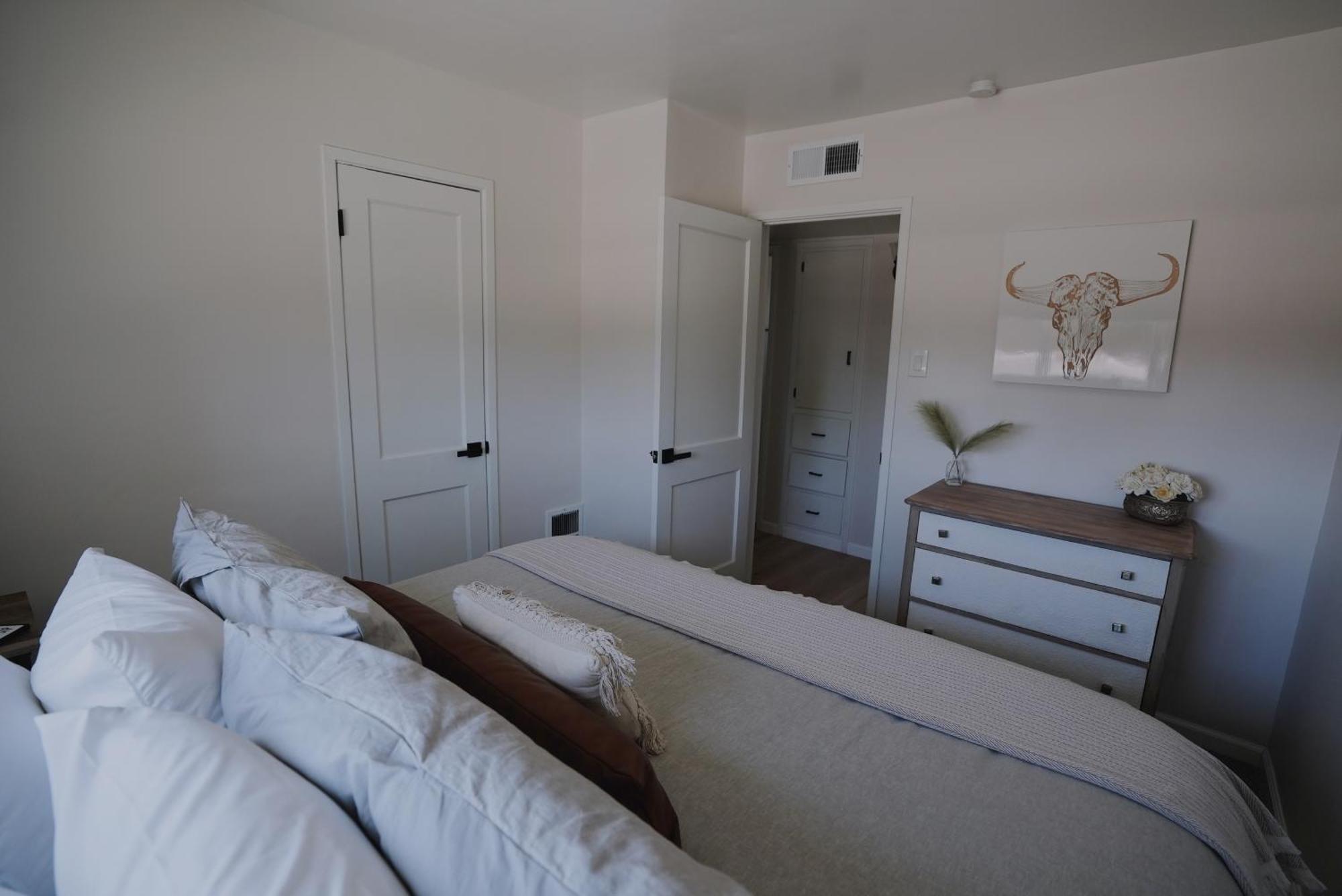 Centrally Located! Remodeled! Huge Backyard! The White House アルバカーキ エクステリア 写真